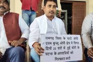 विधानसभा बजट सत्र 2025 : पेपर लीक मामले में सीबीआई  जांच की मांग को लेकर विधानसभा के बाहर विपक्ष का  धरना प्रदर्शन
