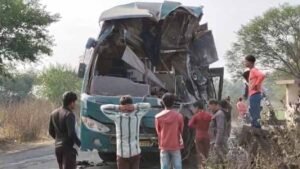 रायपुर से प्रयागराज जा रही यात्री बस खड़े कोयले से भरे ट्रेलर से टकराई, एक की मौत, 23 घायल