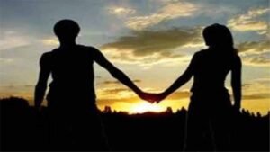 20 साल छोटे प्रेमी संग भागी 3 बच्चों मां