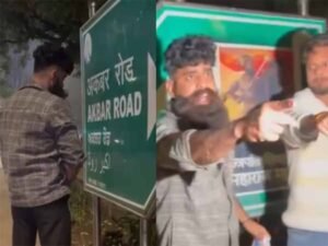 दक्ष चौधरी अपनी हरकतों से नहीं आ रहा बाज,  छावा देखने के बाद अकबर रोड के साइन बोर्ड पर की पेशाब