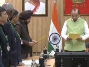 नई सरकार के गठन के बाद पहला विधानसभा सत्र, एलजी विनय सक्सेना ने अरविंदर सिंह लवली को दिलाई प्रोटेम स्पीकर की शपथ