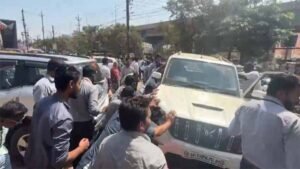 स्कॉर्पियो की ट्रायल ले रहे ड्राइवर ने वाहनों को मारी टक्कर, तीन लोग घायल