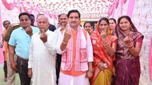 पंचायत चुनाव के दूसरे चरण का मतदान संपन्न, केंद्रीय मंत्री साहू ने सपरिवार किया मतदान