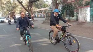 सफाई व्यवस्था का निरीक्षण करने सायकल पर निकले निगम आयुक्त