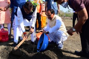 20 राज्यों में 4500 पौधे लगा चुका मोदी सरकार के केंद्रीय ग्रामीण विकास और कृषि मंत्री, 4 साल से जारी है अभियान