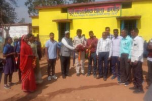 ग्रामीणों ने मतदान दलों का गर्मजोशी के साथ किया मतदान केंद्र में स्वागत