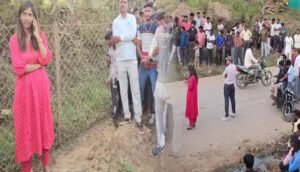 सीहोर में खनिज अधिकारी ग्रामीणों के बीच फंसी, खड़ी पनडुब्बी पर कार्रवाई को लेकर हो गई फजीहत