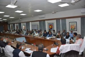 प्रभारी मंत्री ने बजट घोषणाओं को लेकर जिला स्तरीय अधिकारियों की ली बैठक