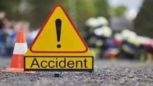 नेशनल हाईवे 43 पर सड़क के किनारे खड़े ट्रक से तेज रफ्तार बाइक टकराई, मौके पर ही दो लोगों की मौत