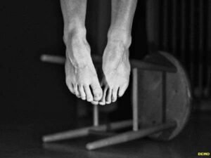 घर से लापता महिला का शव जंगल में फांसी के फंदे पर लटका मिला