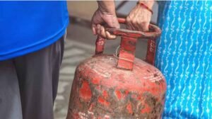 रेखा गुप्ता सरकार होली-दिवाली पर मुफ्त, बाकी 10 सिलेंडर 500 रुपये में देने की तैयारी की जा रही