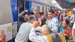 दीन दयाल उपाध्याय रेलवे स्टेशन से प्रयागराज महाकुंभ में जाने के लिए यात्रियों की जमकर भीड़, खूब चले लात-घूंसे और थप्पड़