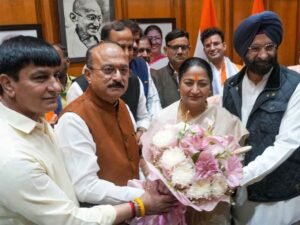 विधानसभा में आंबेडकर और भगत सिंह की तस्वीर हटाने पर दिल्ली में बड़ा विवाद, आप विधायकों ने किया हंगामा