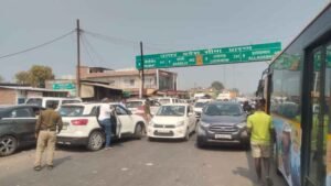 प्रयागराज में बनाए गए पार्किंग स्थल फुल, महाकुंभ अब अपने अंतिम पड़ाव पर, MP-UP बॉर्डर पर 15KM लंबा जाम