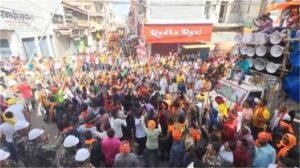 हजारीबाग में मंगला जुलूस पर पथराव मामले में बीजेपी ने सदन के बाहर किया प्रदर्शन