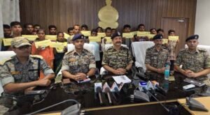 22 नक्सलियों ने किया आत्मसमर्पण