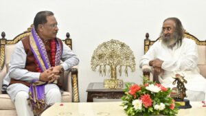 रायपुर : मुख्यमंत्री विष्णुदेव साय ने आध्यात्मिक गुरु रविशंकर से लिया आशीर्वाद