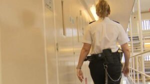 महिला अफसरों का पुरुष कैदियों पर आया दिल, वर्दी में छेद करवा स्टोर रूम में बनाए रिलेशन, 40 बर्खास्त