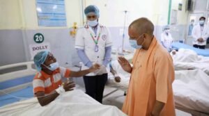 लखनऊ के लोकबंधु अस्पताल पहुंचे सीएम योगी, मानसिक मंदित बच्चों का जाना हाल