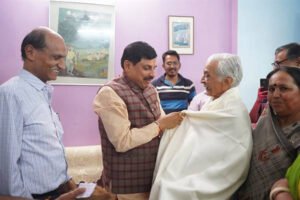 मुख्यमंत्री डॉ. यादव ने अपने गुरु के घर पहुँच कर लिया आशीर्वाद