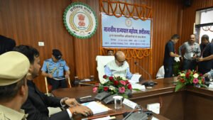 रायपुर : राज्यपाल रमेन डेका ने खैरागढ़ में जिला स्तरीय समीक्षा बैठक में लिया विभिन्न योजनाओं का जायजा