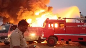 मंदसौर में भीषण आग, आसपास के गांवों में अलर्ट, जल जीवन मिशन के पाइप खाक