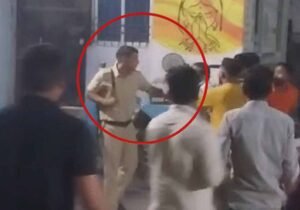 बिहार में भीड़ ने पुलिस को दौड़ा-दौड़ा कर पीटा