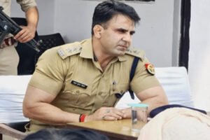 रंग से दिक्कत तो घर के बाहर न निकले CO अनुज चौधरी, भड़के सपा सांसद रामगोपाल यादव