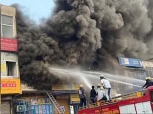जयपुर के रोड नंबर 12 के पास मौजूद फैन बेल्ट के गोदाम में लगी भीषण आग, दमकल की 30 से अधिक गाड़ियां मौजूद