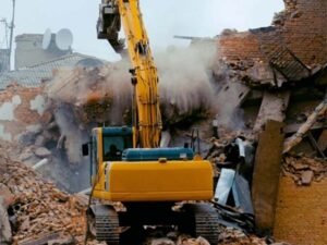 गुजरात में हैरान करने वाली घटना घटी, प्रेमी संग महिला फरार, गुस्साए घरवालों ने बुलडोजर से तोड़ा बॉयफ्रेंड का घर