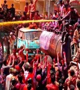 राजवाड़ा क्षेत्र में लोगों पर पानी की बौछार करते चल रहे ट्रैक्टर की चपेट में आने से एक युवक की मौत, 3 लोग बेहोश