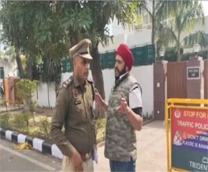 हरियाणा में बैठक के दौरान एक व्यक्ति बाइक लेकर मुख्यमंत्री के काफिले के पास पहुंचा, सुरक्षा में फिर चूक