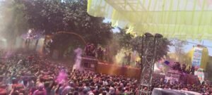 इंदौर में जारी है रंगपंचमी की परंपरागत गेर, हुडदंग करने वालों पर भी पुलिस की सख्ती, सीसीटीवी कैमरों से निगरानी