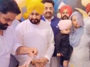 दिवंगत पंजाबी गायक सिद्धू मूसेवाला की मनसा स्थित हवेली पर छोटे मूसेवाला ने मनाया अपना पहला जन्मदिन