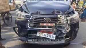 इलाहाबाद के न्यायमूर्ति राजीव कुमार सिंह की कार पुलिस स्कॉट वाहन से अचानक टकरा गई, बड़ा हादसा टला