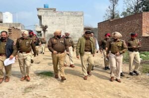 नशे के खिलाफ एक सर्च ओप्रेशन चलाया, जिसमें पुलिस मुलाजिमों ने बदनाम नशा तस्करों के घरों पर छापेमारी की