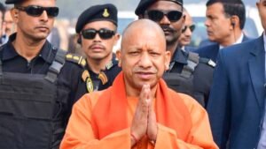 योगी आदित्यनाथ के दौरे के दौरान फ्लीट के सामने सांड़ आने की घटना को गंभीरता से लिया, दो कर्मचारी निलंबित