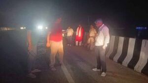 अज्ञात वाहन ने बाइक सवार दो लोगों को मारी टक्कर, गाड़ी से 20 मीटर दूर मिले शव