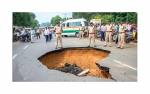 सड़क बनाने के लिए खोदे गए गड्ढे में मिली दो युवकों की लाश,  हादसा या हत्या में उलझी पुलिस?