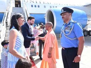 सीएम योगी ने अमेरिकी उपराष्ट्रपति जेडी वेंस एयरपोर्ट पर किया स्वागत