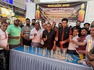 टाउन चौराहे पर न्यूमार्केट के व्यापारियों ने श्रद्धांजलि सभा की आयोजित