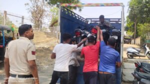 रेल्वे स्टेशन अनूपपुर के बाहर लावारिस खड़ी मोटर सायकलो को कोतवाली पुलिस द्वारा किया गया पुलिस एक्ट में जप्त