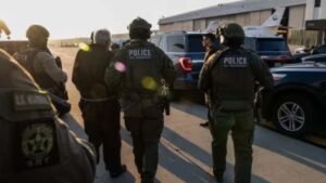 जंजीरो में जकड़ा नजर आया तहव्वुर राणा… सामने आईं NIA को सौंपते समय की तस्वीरें