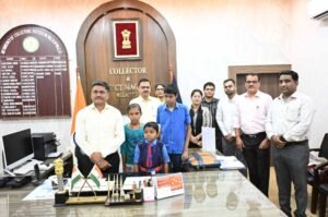 कलेक्टर ने दृष्टिबाधित बच्चों को पढ़ाई के लिए दिया मोबाईल