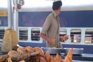 उत्तर मध्य रेलवे ने स्टेशनों पर मिलने वाले खानपान के 60 आइटमों के दाम बढ़ाये