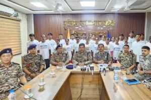 छत्तीसगढ़: सुकमा में पुलिस-CRPF के सामने 22 नक्सलियों ने किया सरेंडर