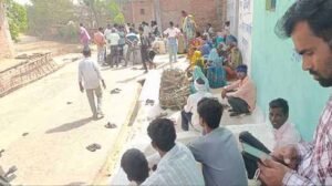 बुजुर्ग पिता को मुखाग्नि नहीं दे रहा बेटा, जमीन न मिलने से नाराज होकर बैठा
