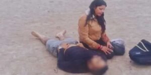 पति की लाश के पास बैठी नई दुल्हन… पहलगाम आतंकी हमले की दिल कचोटने वाली तस्वीर