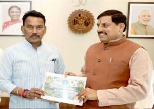 मुख्यमंत्री डॉ. यादव को जल संसाधन मंत्री सिलावट ने सौंपा प्रगति प्रतिवेदन