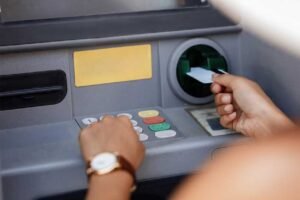 1 मई से ATM के हर ट्रांजैक्शन पर देना होगा इतना चार्ज, पैसे निकालना होगा महंगा